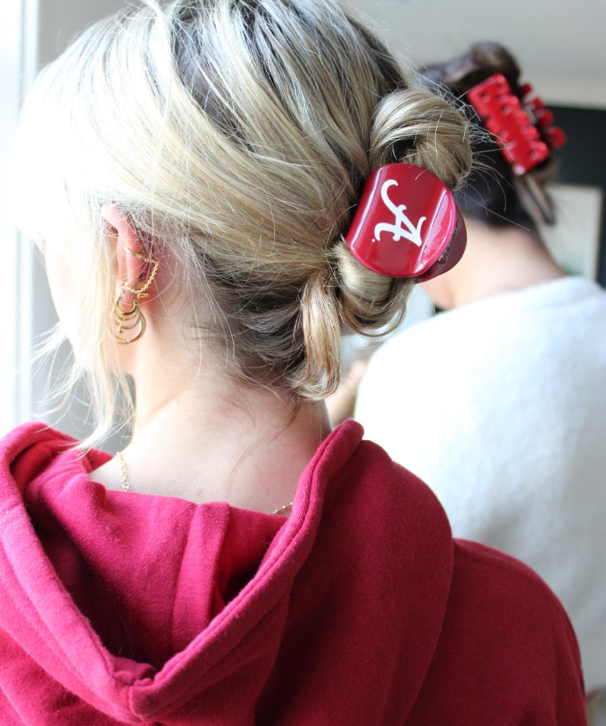 Young woman wearing Alabama licensed collegiate claw clip in her blonde hair 